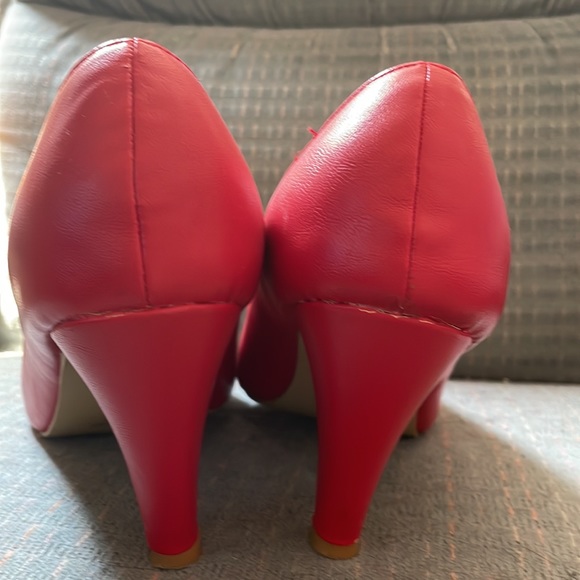 Chase & Chloe Red Pump - Women- smoke free home - Picture 2 of 4